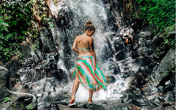 HIKE TO THE BOTTOM OF THE TEGENUNGAN WATERFALL