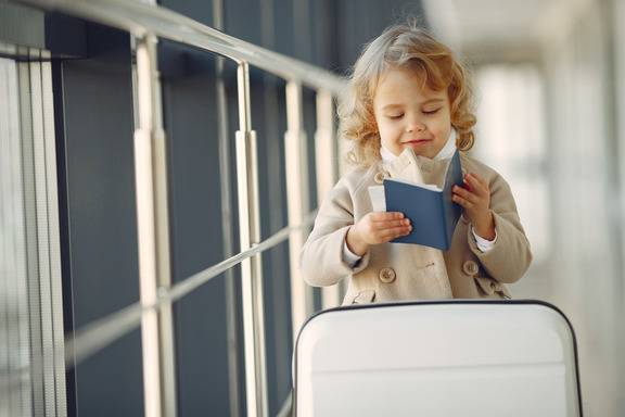 little-girl-with-suitcase-airport (1)
