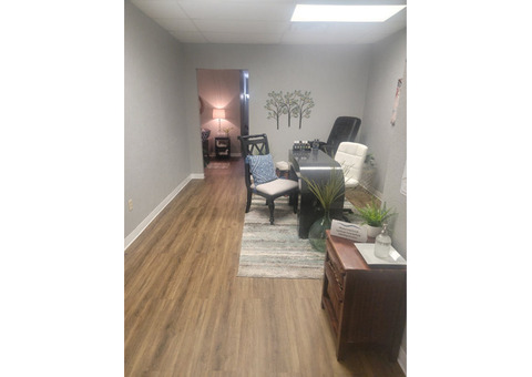 Experienced Nail Tech Wanted! Booth Rent Space Available Now