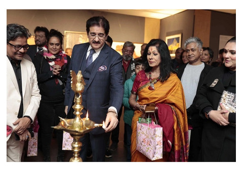 Sandeep Marwah Appreciates the Art Show at India Habitat Centre