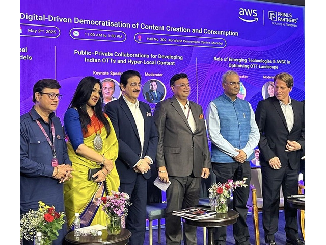 Dr. Sandeep Marwah Wins Hearts at WAVES Summit, for Pioneering Role Dr. Sandeep Marwah Wins Hearts at WAVES Summit, for Pioneering Role